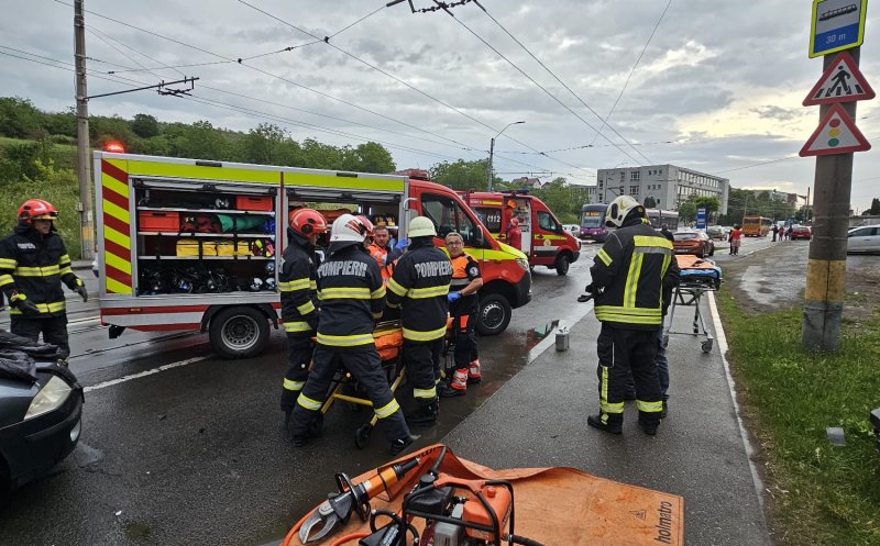 ACCIDENT în Cluj-Napoca / Victimă descarcerată dintre fiarele maşinii