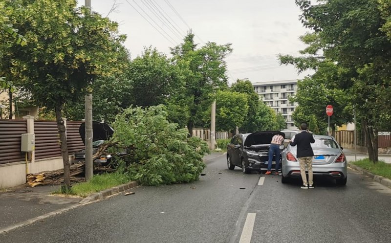 Accident între trei mașini în Cluj-Napoca. O femeie și un copil au fost transportați la spital