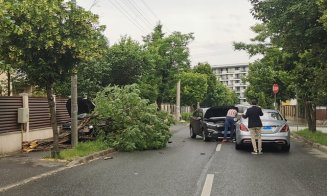 Accident între trei mașini în Cluj-Napoca. O femeie și un copil au fost transportați la spital