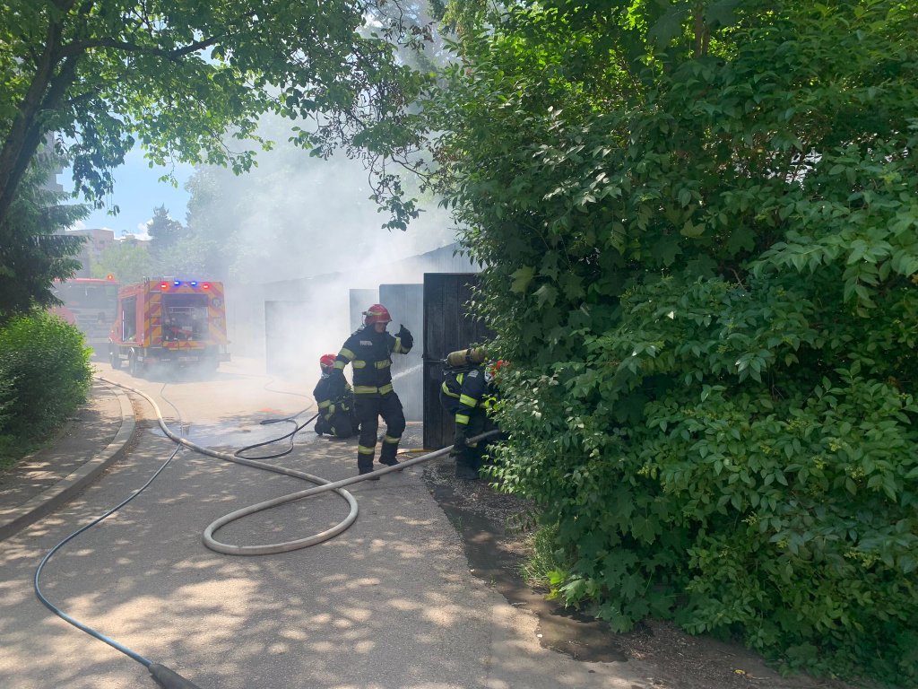 Incendiu la două garaje în Cluj-Napoca. Pompierii intervin cu două autospeciale pentru stingerea flăcărilor