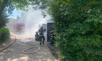 Incendiu la două garaje în Cluj-Napoca. Pompierii intervin cu două autospeciale pentru stingerea flăcărilor