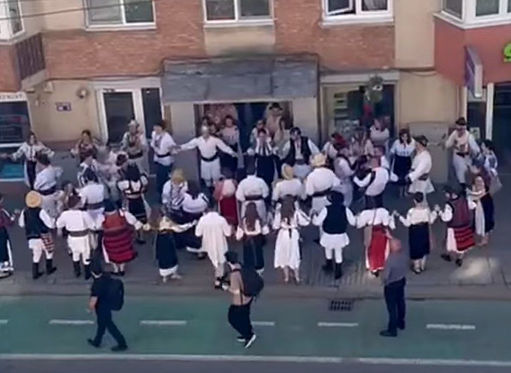 Clujenii au încins hora miresei în faţa blocului. În port popular, cu steag şi strigături