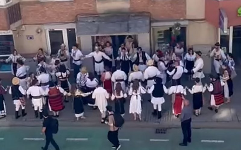 Clujenii au încins hora miresei în faţa blocului. În port popular, cu steag şi strigături