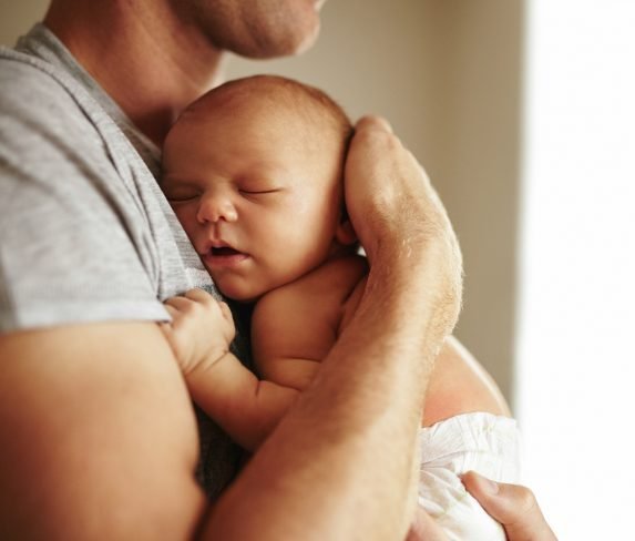 Concediu paternal pentru toţi taţii salariați! Câte zile libere vor primi