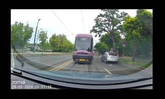 Ca vântul şi ca gândul, pe lângă tramvaiul cu uşile deschise în staţie / "Semnul de stație e cam după frunze"