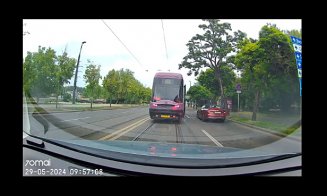 Ca vântul şi ca gândul, pe lângă tramvaiul cu uşile deschise în staţie / "Semnul de stație e cam după frunze"