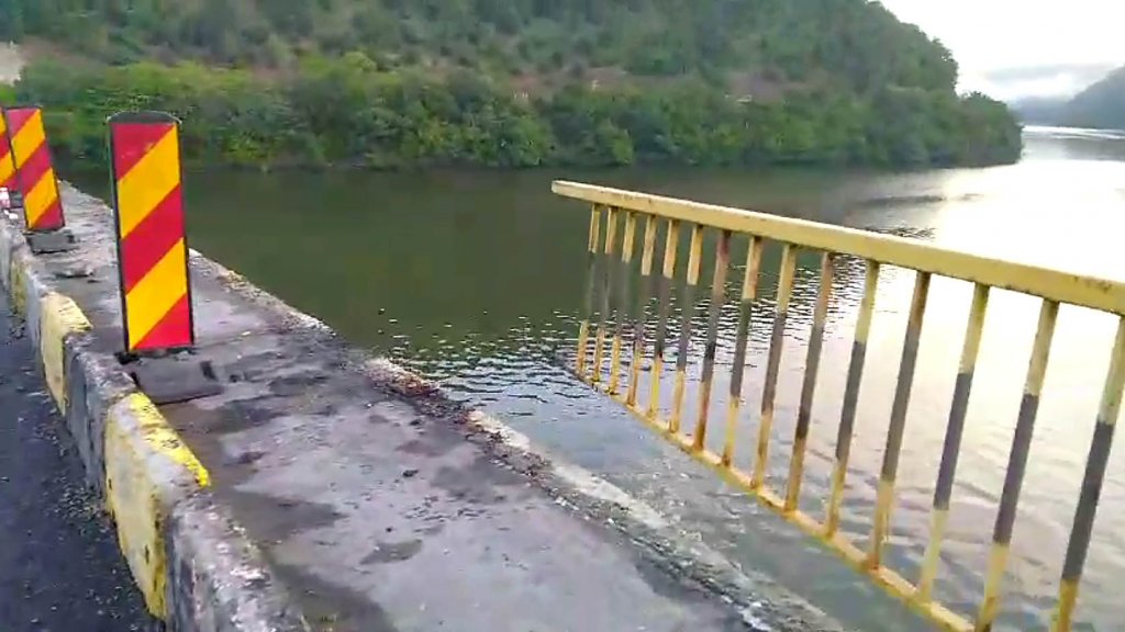 TIR căzut de pe un pod, în Dunăre, de la 20 m înălţime / Trupul șoferului a fost recuperat de scafandri