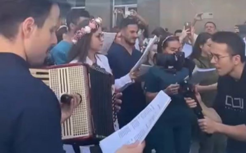 Tradiţia serenadelor merge mai departe! Studenții de la UMF Cluj și-au luat la revedere de la facultate și de la profesorii lor