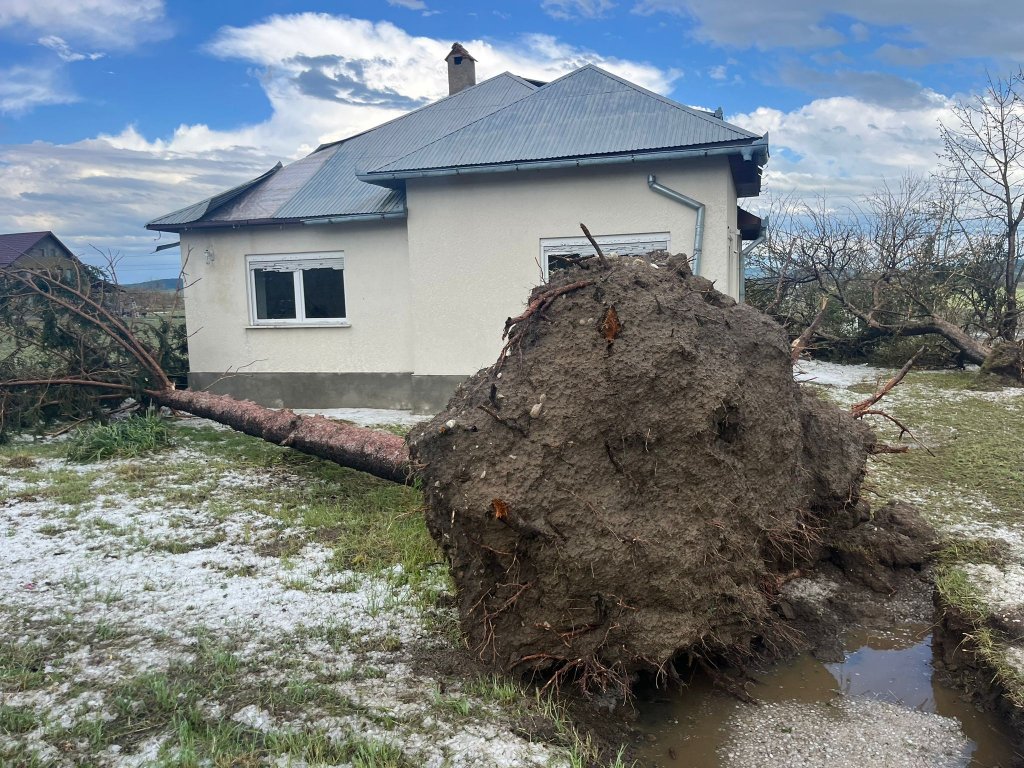 Furtuna de COD ROŞU: Sute de gospodării afectate de grindină și vijelie