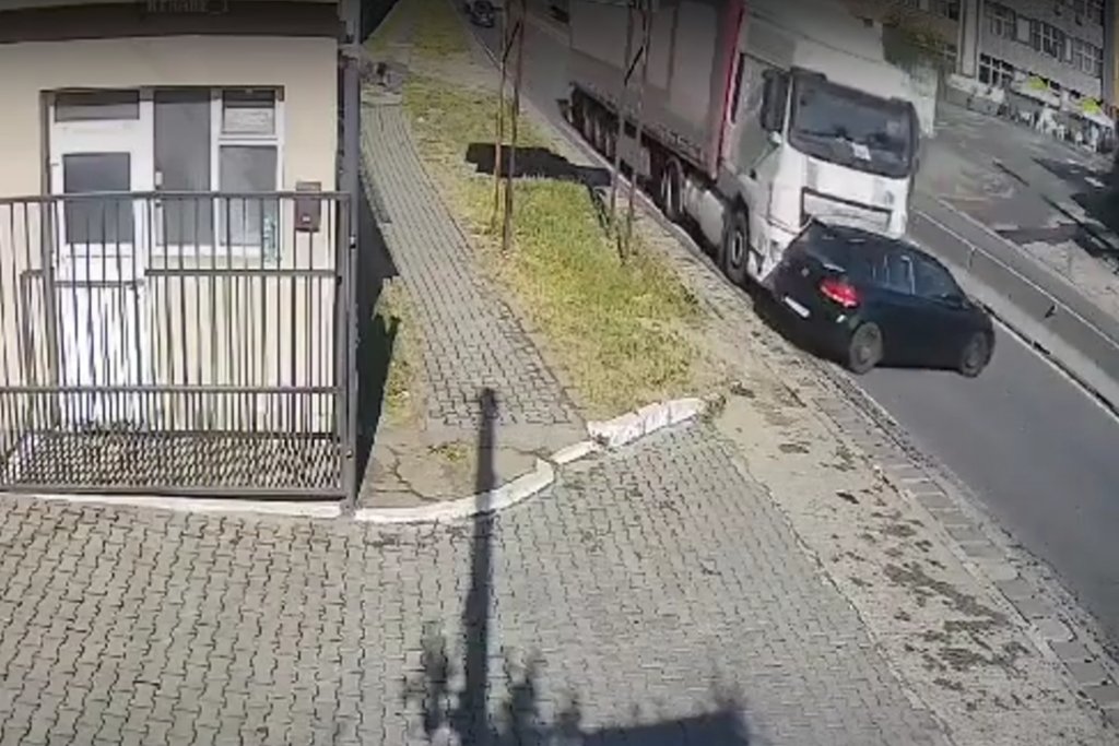 Accident bizar. Un TIR a lovit un autoturism și l-a târât zeci de metri pe șosea, fără ca șoferul să-și dea seama