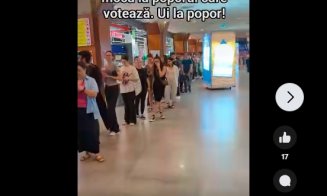 Clujenii care au VOTAT au făcut coadă la o librărie. Primesc o carte GRATIS