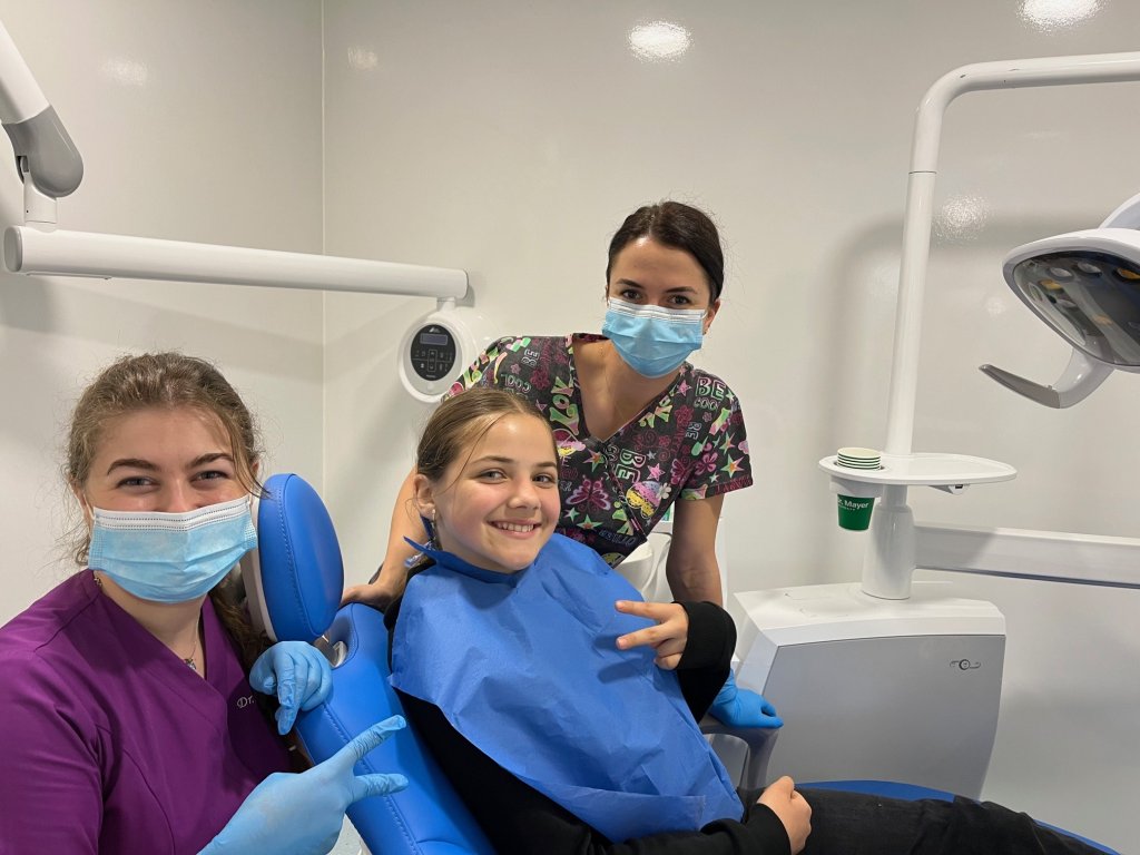 Continuă campania de stomatologie mobilă din județul Cluj. Unde a ajuns Smilemobilul