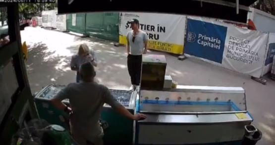 Solistul Coldplay, fără fițe de vedete: S-a plimbat printr-un parc din București și și-a luat înghețată de la o tarabă