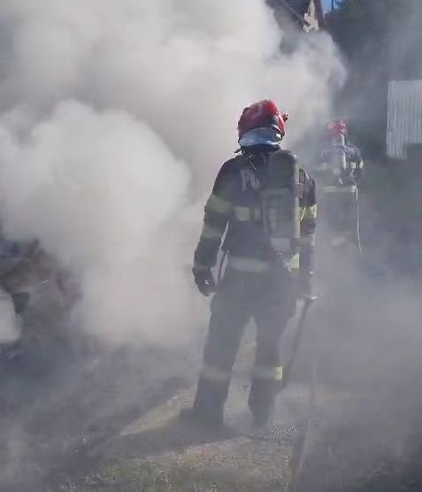 Mașină mistuită de flăcări în Feleacu. S-a făcut scrum în mijlocul drumului