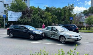 Accident pe Plopilor. Trei mașini implicate