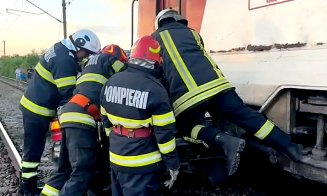 MOARTE violentă pentru un şofer / Maşină izbită de tren şi prinsă sub locomotivă