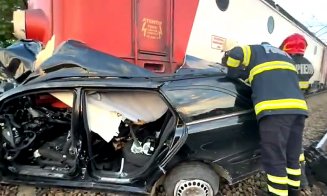 MOARTE violentă pentru un şofer / Maşină izbită de tren şi prinsă sub locomotivă