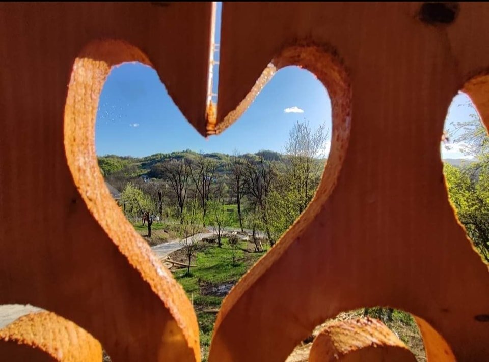 A ”reînviat” un sat părăsit din Transilvania, la graniţa judeţului Cluj: "Am folosit doar piatră, lemn și var stins"