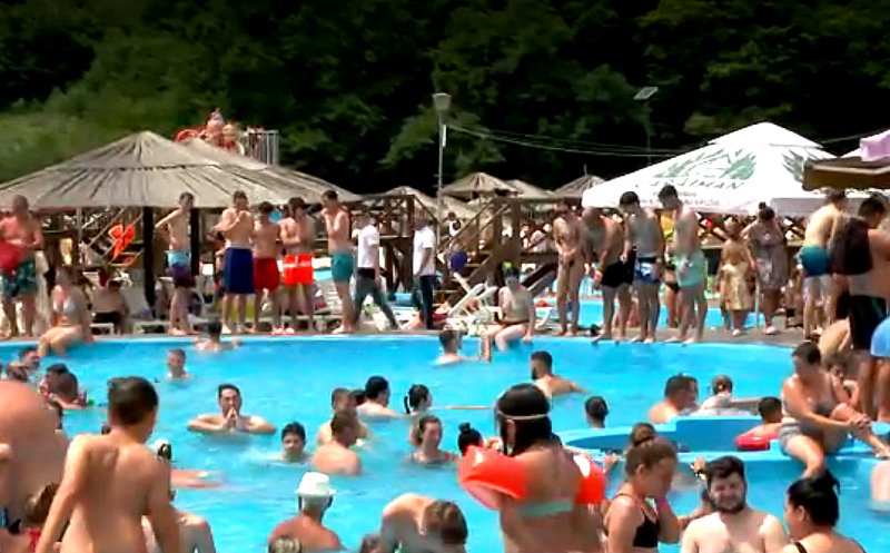 Mamaia din Ardeal: Ca sardelele în conservă, într-o locaţie aproape de Cluj / Doar 20 de lei intrarea, cu şezlong inclus