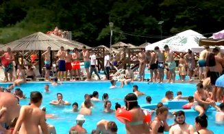 Mamaia din Ardeal: Ca sardelele în conservă, într-o locaţie aproape de Cluj / Doar 20 de lei intrarea, cu şezlong inclus