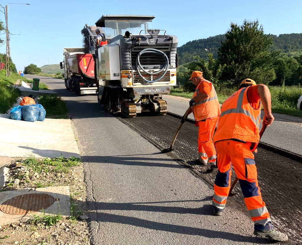 Asfaltări într-o localitate din județul Cluj. Tișe: „Infrastructura rutieră rămâne o prioritate absolută”