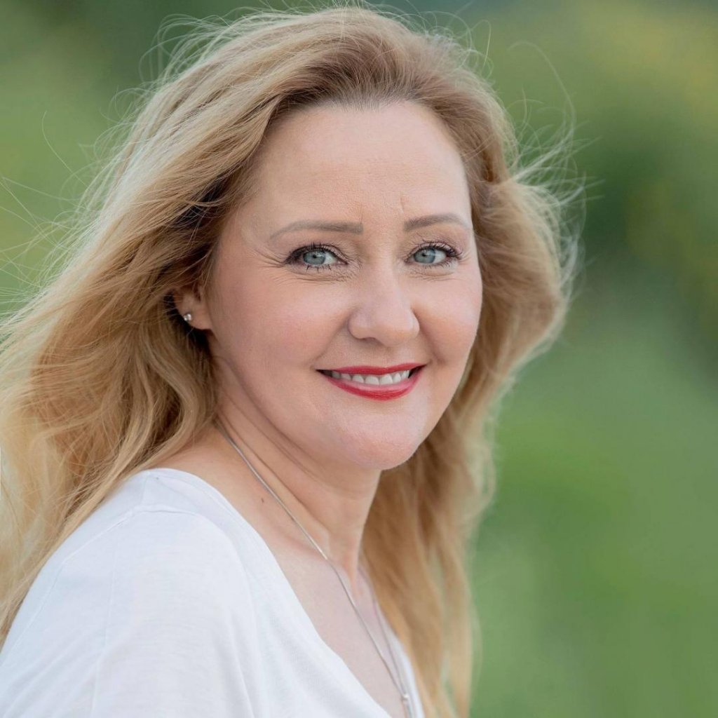 Elena Lasconi - noul preşedinte al USR: De astăzi începe reconstrucţia partidului/ Îşi va depune candidatura pentru alegerile prezidenţiale din acest an