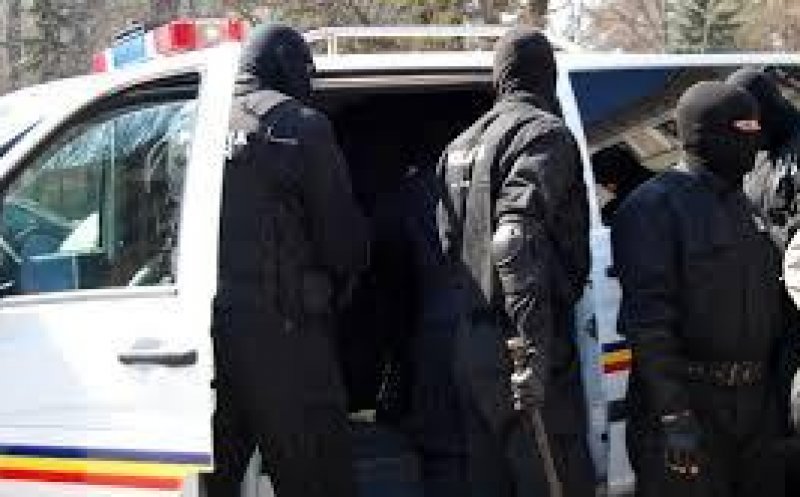 Traficant de droguri, ridicat de mascați. Vindea substanțe psihoactive consumatorilor din Cluj