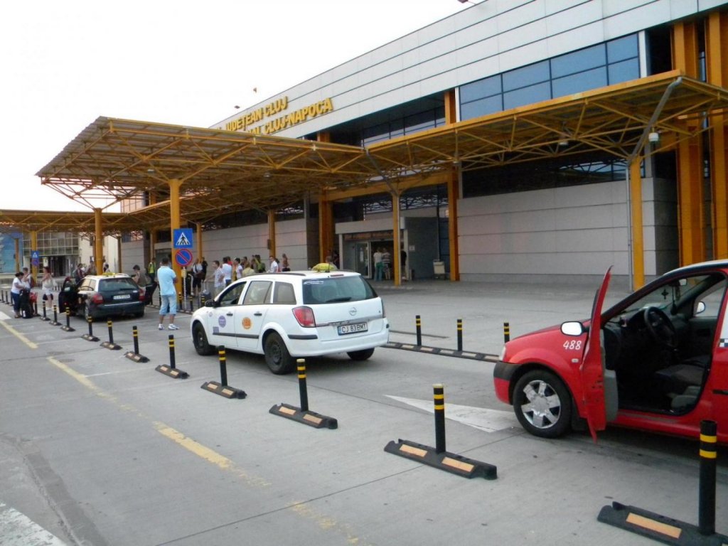 Opt bărbați din Asia, veniți în România pentru muncă, au fost expulzați prin Aeroportul Cluj. Care a fost motivul