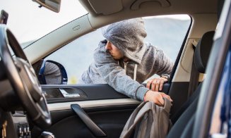 Percheziții în Cluj. Bărbat reținut după ce a furat bunuri de peste 8.000 de euro din mai multe mașini