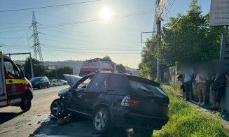 Un șofer beat criță s-a izbit de o pasarelă de beton pe o stradă din Cluj-Napoca
