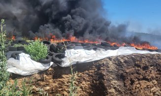 INCENDIU puternic într-o localitate din Cluj. Zeci de cauciucuri au luat foc
