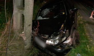 ACCIDENT în judeţul Cluj. Şi-a făcut maşina praf, lovind un stâlp de curent din şanţ