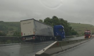 Accident în județul Cluj: Un TIR a intrat într-un parapet după ce a pătruns pe contrasens