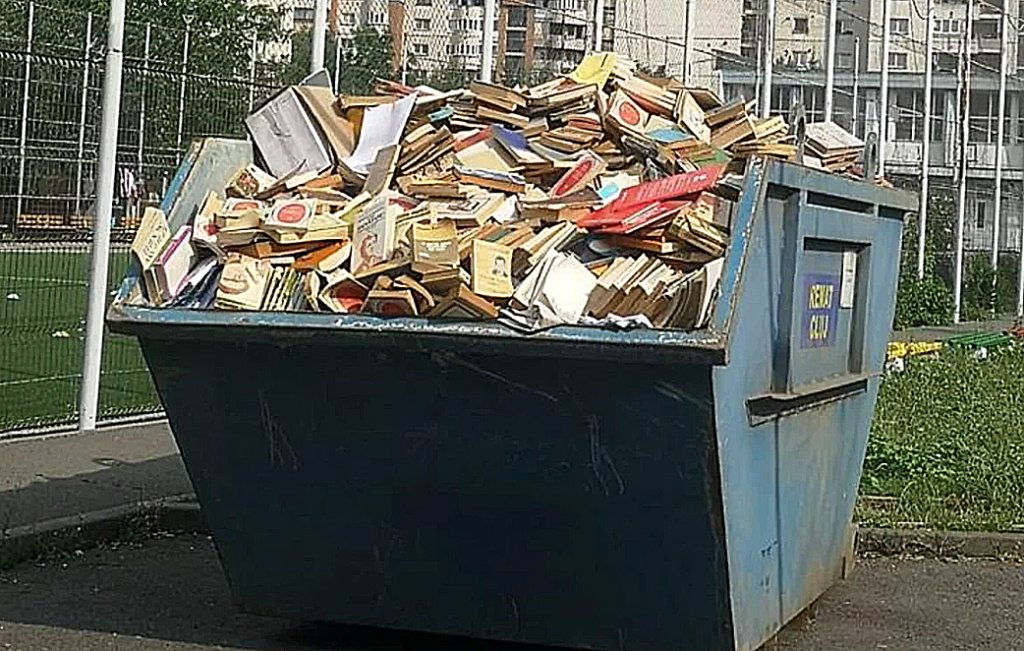 Povestea cărților aruncate la gunoi la un colegiu din Cluj. Ce spune conducerea şcolii