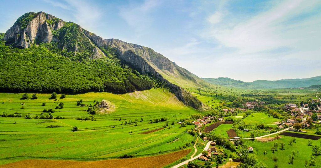 Satul din Apuseni, mai frumos ca cele din Elveția sau Austria. Se află la o oră și jumătate de Cluj-Napoca