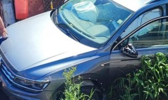 Accident la Gilău: Un șofer a ajuns cu mașina pe trotuar