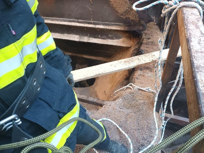 Doi bărbați au căzut într-un siloz cu cereale, la 30 de metri adâncime. Unul dintre ei a fost scos mort