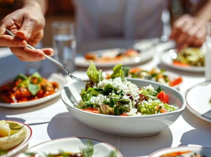 Dietetician: Alimentele ce contribuie la răcorirea corpului şi meniurile care nu necesită preparare termică fac căldura suportabilă
