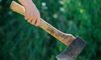 Cluj: Ușă distrusă cu toporul în urma unui conflict
