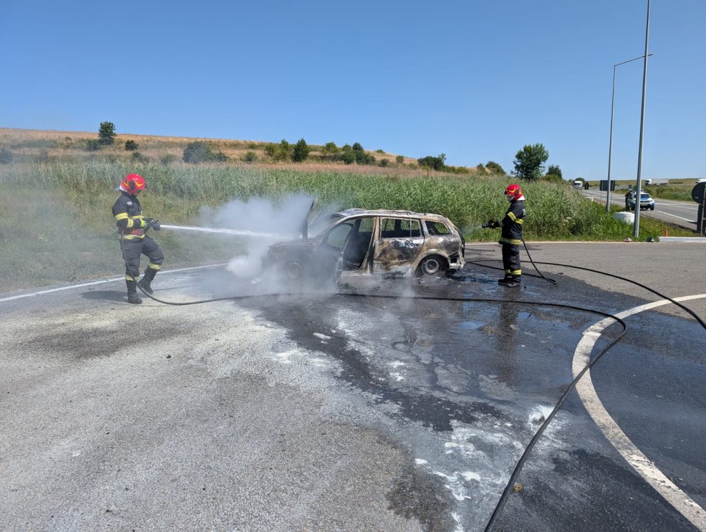 Mașină distrusă de flăcări, într-un sat din Cluj. Cauza probabilă a incendiului