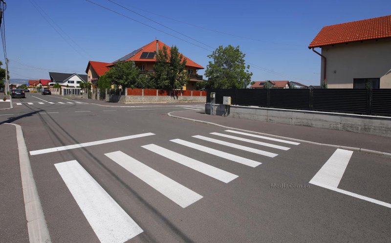 Au fost trasate marcajele rutiere pe străzile finalizate în cartierul Primăverii din Turda