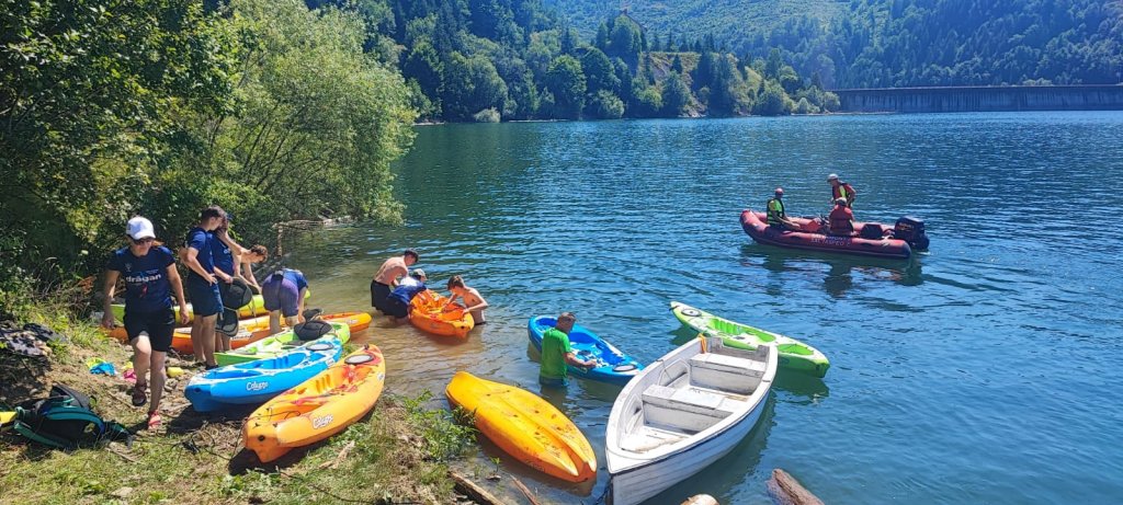 Sute de saci de gunoaie au fost strânși în acțiunea de ecologizare a Lacului Floroiu din Cluj