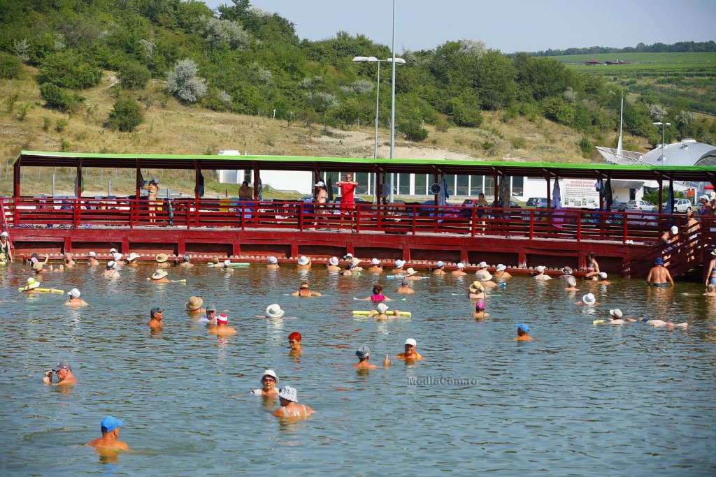 „Înghesuială” la ștrandul Durgău