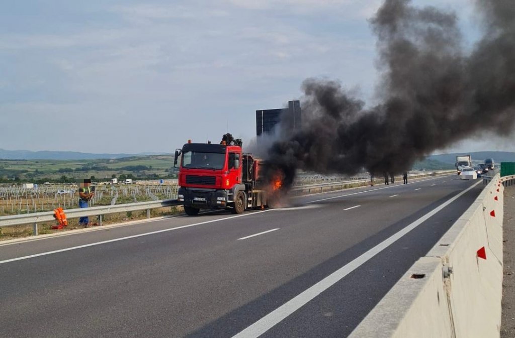INCENDIU pe autostrada A10 Sebeș-Turda: O autobasculantă a luat foc