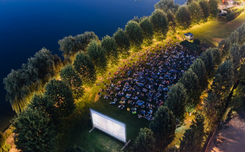 Bucură-te de seri magice de film și teatru de păpuși în Iulius Parc!