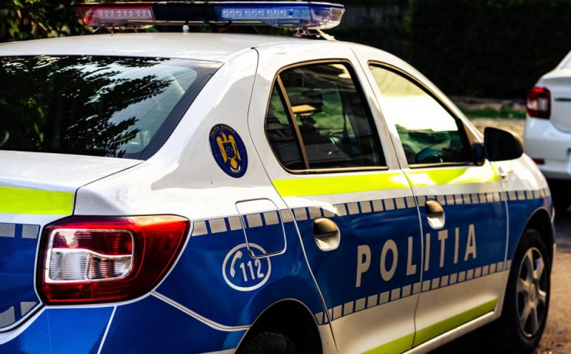 Cluj: Agent de poliție amendat pentru parcare neregulamentară după ce a oprit la un local în timpul serviciului