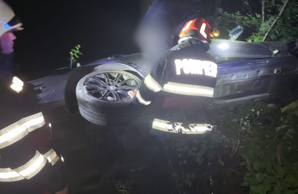 Mașină răsturnată în Băișoara. Doi tineri au fost transportați la spital