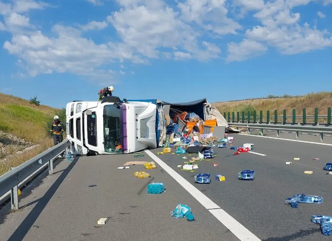 TIR răsturnat pe Autostrada Transilvania. Circulația este blocată