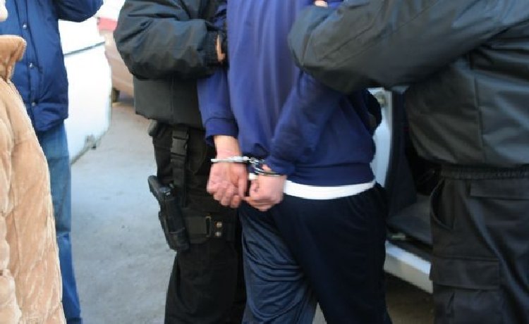 Panică la o sală de jocuri din Cluj: Bărbat înarmat cu un cuțit, căutat pentru agresiuni sexuale, imobilizat de jandarmi