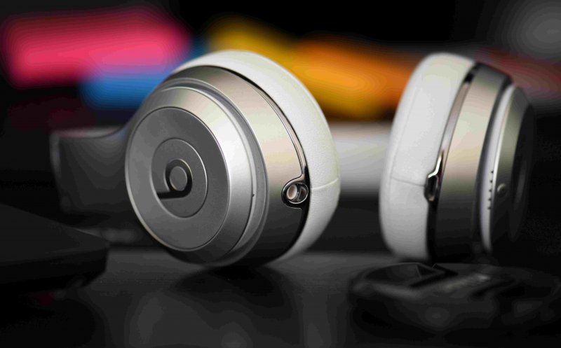 Kit-ul perfect pentru vacanța unui gamer: căști wireless și boxe portabile